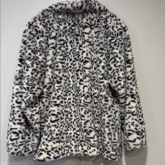 POL Women's Fleece Jacket in Black and White Animal Print. OMG! It’s sooo Soft! - Picture 4 of 4